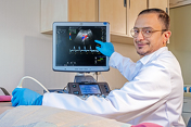 Dr. Hamid Channane bei der Ultraschalluntersuchung