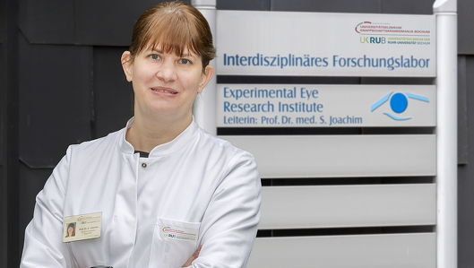 Prof. Dr. med. Stephanie Joachim vor dem Forschungslabor
