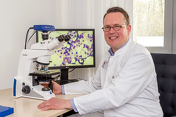 Professor Dr. Roland Schroers am Mikroskop