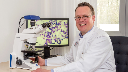Professor Dr. Roland Schroers am Mikroskop