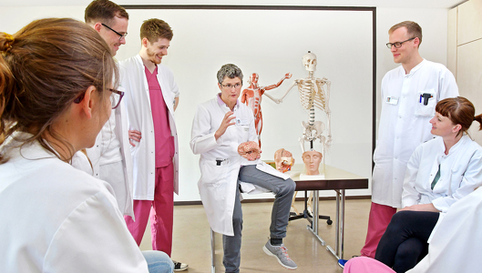 Prof. Dr. Kirsten Schmieder unterrichtet Ärztenachwuchs