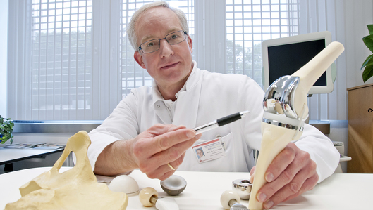 Prof. Dr. Rüdiger Smektala mit einer Knieendoprothese